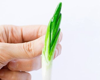 Broche de cebolinha verde feito à mão: bijuteria vegetariana vegana