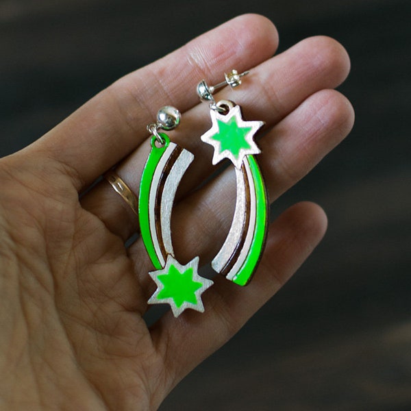 Sternschnuppen asymmetrische Ohrringe | winzige neon grüne Meteore Pop-Schmuck