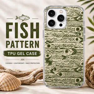 Könnte beinhalten: Eine transparente TPU-Gel-Handyhülle mit einem sich wiederholenden dunkelgrünen Fischmuster auf hellem Hintergrund. Der Text links lautet FISH PATTERN TPU GEL CASE, FLEXIBLE, LIGHTWEIGHT, DAILY PROTECTION, mit einem kleinen Fischsymbol.