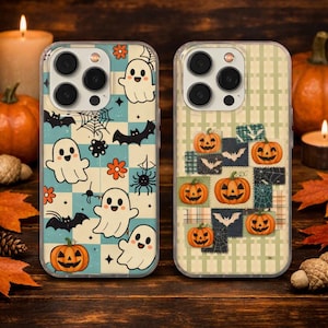 Può includere: Due cover per telefono con motivi di Halloween. La cover sinistra presenta un motivo a scacchi blu e bianco con fantasmi, pipistrelli, ragni e zucche. La cover destra ha uno sfondo a griglia verde chiaro con varie toppe di zucche e ragnatele.
