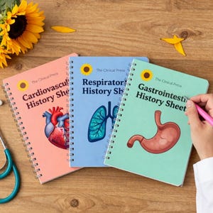 Puede incluir: Tres cuadernos médicos de espiral titulados The Clinical Press. El cuaderno color melocotón muestra un corazón, el azul unos pulmones y el verde menta un estómago. Cada portada presenta un icono de un girasol.
