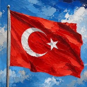 Op de afbeelding: Een olieverfschilderij van de Turkse vlag met een rood veld, een witte halve maan en een vijfpuntige ster. De vlag is bevestigd aan een zilverkleurige metalen mast en is afgebeeld met dikke, textuurrijke penseelstreken tegen een blauwe lucht.
