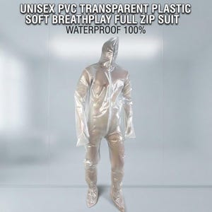 Può includere: Una tuta integrale in plastica PVC trasparente con cappuccio e cerniera frontale a tutta lunghezza. Il testo UNISEX PVC TRANSPARENT PLASTIC SOFT BREATHPLAY FULL ZIP SUIT WATERPROOF 100% è visualizzato sopra l'indumento che copre il corpo.
