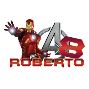 Pu&ograve; includere: Un design grafico con Iron Man in una tuta rossa e oro con repulsori blu luminosi, posizionato accanto a un logo metallico degli Avengers. Il numero 8 &egrave; visualizzato in rosso e giallo, con il nome ROBERTO scritto in lettere maiuscole rosse.