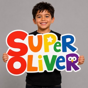 Może przedstawiać: Personalizowany znak z napisem SUPER OLIVER pogrubionymi, wielokolorowymi literami. Słowo SUPER jest czerwone, pomarańczowe, żółte, zielone i niebieskie, z białą gwiazdką na literze P. Słowo OLIVER jest pomarańczowe, żółte, zielone, niebieskie i fioletowe.