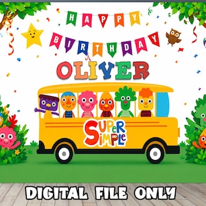 以下が含まれることがあります： 黄色いスクールバス、漫画のキャラクター、HAPPY BIRTHDAY OLIVERの文字、Super Simpleのロゴが描かれたカラフルな誕生日用背景幕。白い背景に緑の木々、茂み、黄色い星、茶色のフクロウが配置されています。