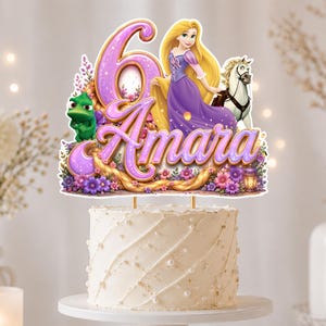 Puede incluir: Un adorno para pastel con un número 6 grande de color morado y el nombre Amara en letra cursiva morada. El diseño incluye un personaje rubio con vestido morado, un camaleón verde, un caballo blanco y flores sobre un pastel blanco glaseado.