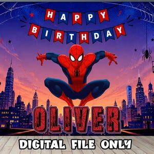 Pu&ograve; includere: Uno sfondo rettangolare con un supereroe in costume rosso e blu accovacciato sopra lo skyline di una citt&agrave; al tramonto. Bandierine rosse e blu compongono HAPPY BIRTHDAY. Sotto, il nome OLIVER &egrave; scritto in grandi lettere rosse con ragnatele.