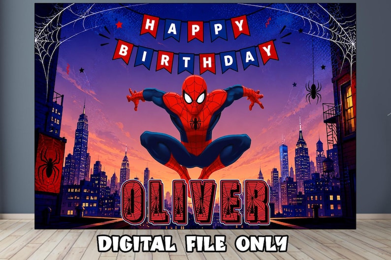 Pu&ograve; includere: Uno sfondo rettangolare con un supereroe in costume rosso e blu accovacciato sopra lo skyline di una citt&agrave; al tramonto. Bandierine rosse e blu compongono HAPPY BIRTHDAY. Sotto, il nome OLIVER &egrave; scritto in grandi lettere rosse con ragnatele.
