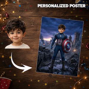 Puede incluir: Un p&oacute;ster personalizado que presenta el retrato de un ni&ntilde;o transformado en un personaje de Capit&aacute;n Am&eacute;rica. El p&oacute;ster muestra al ni&ntilde;o con un traje de superh&eacute;roe azul con un emblema de estrella y un escudo circular rojo, blanco y azul.