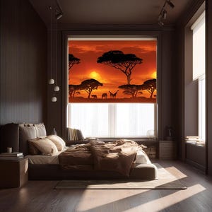 Puede incluir: Un estor enrollable con un paisaje de atardecer en tonos naranja y rojo vibrantes, con siluetas de acacias y fauna africana, incluyendo jirafas y elefantes, instalado en una ventana dentro de un dormitorio de color marrón oscuro.