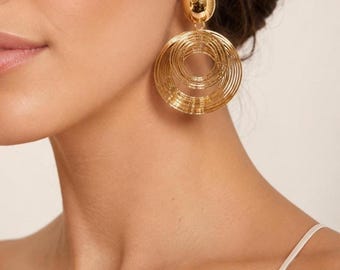 Pendientes llamativos de círculos concéntricos dorados: joyería geométrica moderna en forma de gota.