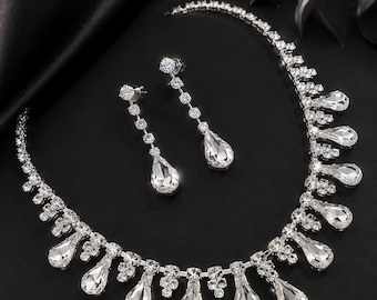 Conjunto de joyas nupciales chapadas en plata con cristales en forma de lágrima, collar y pendientes de boda.