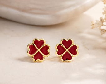 Pendientes de botón con diseño de trébol rojo, tono dorado, elegante joyería floral.