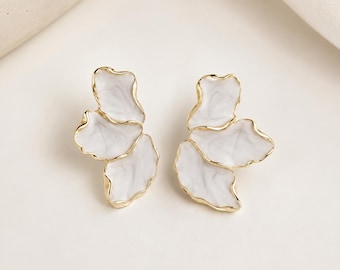 Pendientes colgantes de pétalos blancos y dorados: elegante joyería nupcial floral, estilo bohemio minimalista.