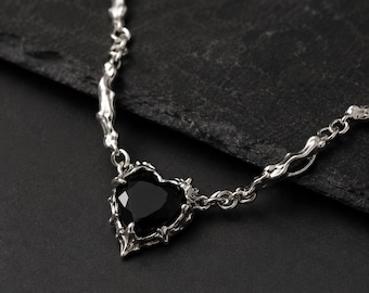Collar con colgante de corazón negro y cristal, joyería gótica nupcial bañada en plata.