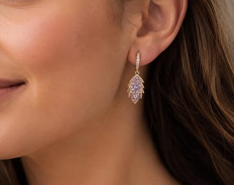 Pendientes colgantes de hojas de cristal morado, conjunto geométrico llamativo en negro y dorado.