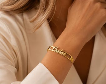 Pulsera tipo brazalete de oro personalizada: Joyería con nombre personalizado para mujer
