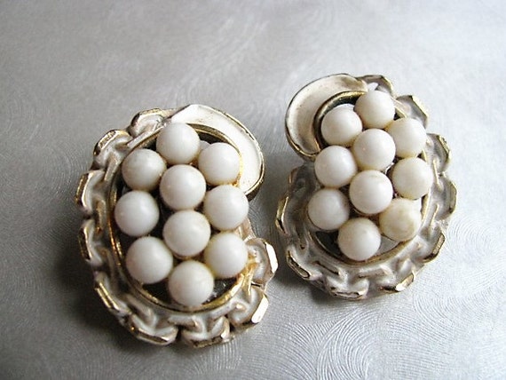 Opaque White Bead Cluster Earrings - Vintage Clipo