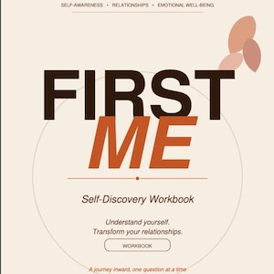 Puede incluir: Un libro de ejercicios de autodescubrimiento de color beige titulado FIRST ME en letras grandes de color marrón oscuro y naranja. La portada incluye el texto Self-Awareness, Relationships, Emotional Well-Being, Understand yourself. Transform your relationships.