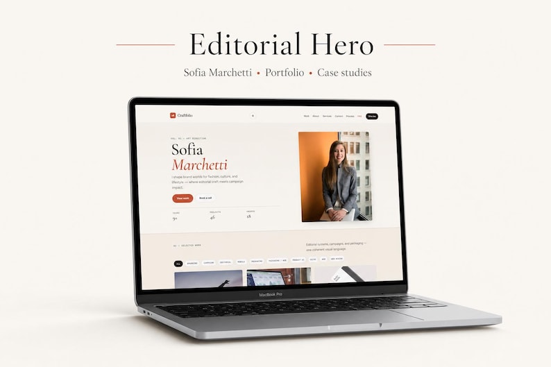Pu&ograve; includere: Un computer portatile argentato che mostra un sito web intitolato Editorial Hero con il testo Sofia Marchetti, Portfolio e Case studies. Lo schermo mostra una pagina di profilo professionale con una fotografia di una persona in blazer grigio, insieme a menu di navigazione e pulsanti in un design dell'interfaccia chiaro.