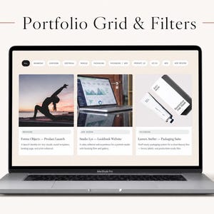 Pu&ograve; includere: Uno schermo di un computer portatile che mostra un'interfaccia web intitolata Portfolio Grid & Filters. La pagina presenta una barra di navigazione con pulsanti di categoria e un layout a tre colonne che mostra miniature di progetti con testo.