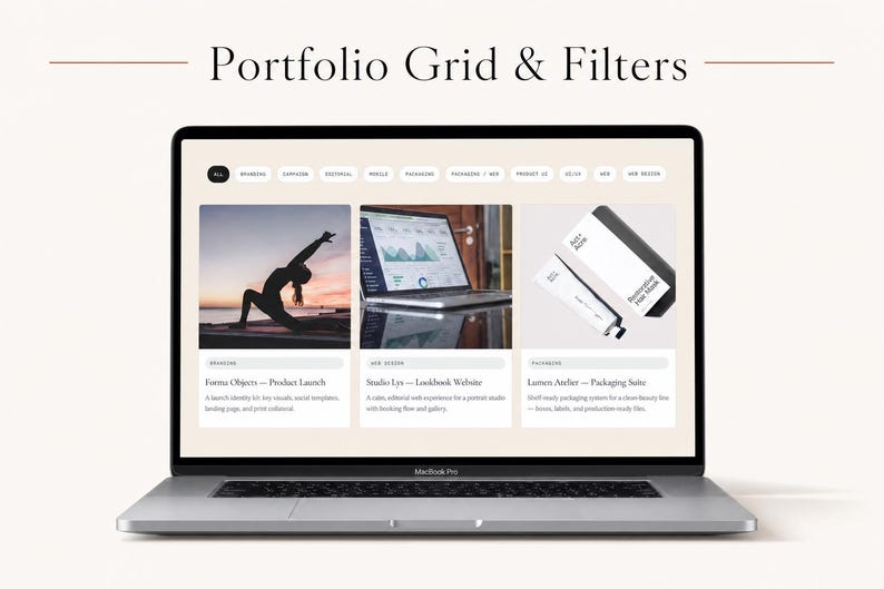 Pu&ograve; includere: Uno schermo di un computer portatile che mostra un'interfaccia web intitolata Portfolio Grid & Filters. La pagina presenta una barra di navigazione con pulsanti di categoria e un layout a tre colonne che mostra miniature di progetti con testo.