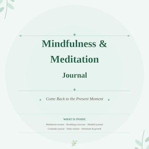 Op de afbeelding: Een lichtgroene journal-omslag met de titel Mindfulness & Meditation Journal. Het bevat de tekst Come Back to the Present Moment, WHAT IS INSIDE, Meditation tracker, Breathing exercises, Mindful journal, Gratitude journal, Daily routine, Intentions & growth, InnerBloom Studio en Healing through creativity—one page at a time.