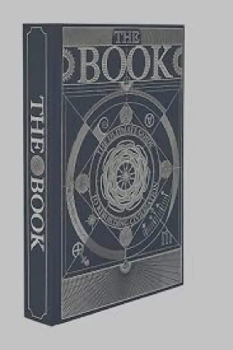 Peut inclure: Un livre &agrave; couverture rigide bleu fonc&eacute; avec des d&eacute;tails en feuille d'argent sur la couverture et le dos. La couverture pr&eacute;sente le texte THE BOOK et un motif g&eacute;om&eacute;trique circulaire avec le texte THE ULTIMATE GUIDE TO REBUILDING CIVILIZATION.