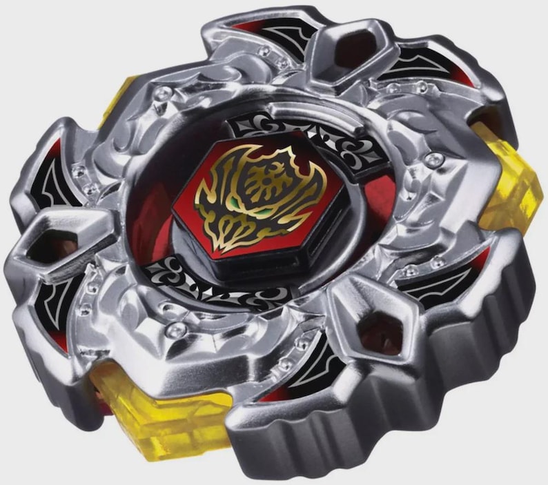 Puede incluir: Un juguete de peonza circular con un anillo exterior de metal plateado con detalles en negro y rojo. El centro muestra un perno hexagonal rojo con un dise&ntilde;o gr&aacute;fico dorado. Debajo del marco plateado se ven componentes de pl&aacute;stico amarillo transl&uacute;cido.