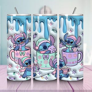 Könnte beinhalten: Ein zylindrischer Becher mit einem winterlichen Motiv in Blau, Rosa und Weiß, das den Charakter Stitch zeigt. Das Design umfasst Stitch in Tassen, Zuckerstangen, Geschenke und Schneeflocken, abgerundet durch einen blauen Tropfeffekt und einen Strohhalm.