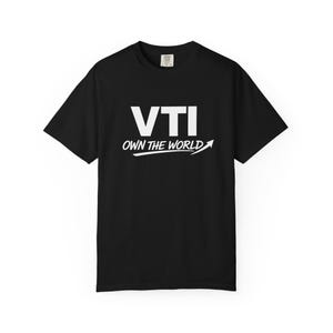Könnte beinhalten: Ein schwarzes T-Shirt mit kurzen Ärmeln, das den weißen Schriftzug VTI sowie den Satz OWN THE WORLD mit einem nach oben gerichteten Pfeil zeigt. Das Shirt hat einen Rundhalsausschnitt, eine normale Passform und ein Markenetikett am Kragen.
