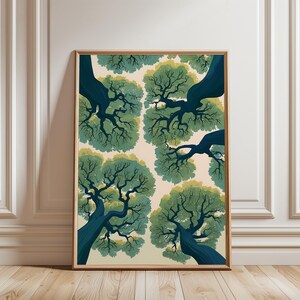 Peut inclure: Une impression d'art verticale encadrée montrant une vue en contre-plongée de cimes d'arbres sur un fond crème clair. L'illustration représente des troncs et des branches bleu-vert foncé s'étendant vers le haut dans un feuillage dense.