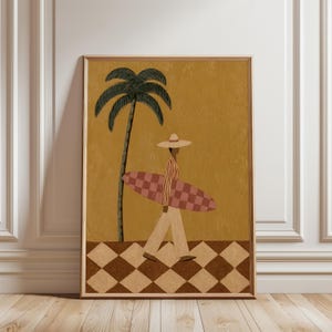 Peut inclure: Une impression d'art encadrée représentant une personne portant un chapeau à larges bords, une chemise rayée et un pantalon clair, tenant une planche de surf à carreaux. Un palmier se dresse sur un fond jaune moutarde au-dessus d'un sol en damier.