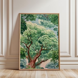 Op de afbeelding: Een ingelijste verticale wandkunstprint met een gedetailleerde illustratie van een grote boom met een dikke, getextureerde roodbruine stam en uitgestrekt groen gebladerte. Het bladerdak vult het kader tegen een zachte, bleke lucht.