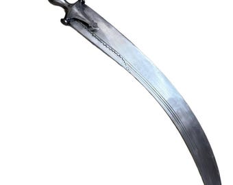 以下が含まれることがあります： 銀色の金属製の剣で、湾曲した刃と、湾曲したガードと尖った柄頭を備えた特徴的な柄を持っています。刃の背には装飾的なエッチングラインが施されており、ハンドルは握りやすいように輪郭が整えられています。