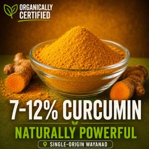 Może przedstawiać: Przezroczysta szklana miska wypełniona jaskrawopomarańczowym proszkiem kurkumy, otoczona dwoma surowymi korzeniami kurkumy. Tekst głosi: "ORGANICALLY CERTIFIED", "7-12% CURCUMIN", "NATURALLY POWERFUL" oraz "SINGLE-ORIGIN WAYANAD" z ikoną lokalizacji.