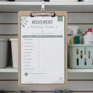 Peut inclure: Un presse-papier marron tenant une feuille blanche intitulée Movement Milestone Tracker avec des accents verts et des illustrations de feuilles. Le document comporte un tableau pour noter les exploits sportifs, les dates et les notes.