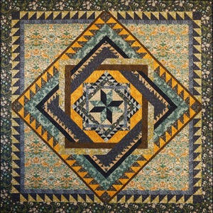 Op de afbeelding: Een vierkante quilt met een centraal stermotief omringd door concentrische geometrische patronen. Het ontwerp bevat een palet van mosterdgeel, donkergrijs, saliegroen en crème, met gedetailleerde bloemmotieven en driehoekige randen.