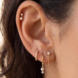 Pendientes de perlas chapados en oro de 18 quilates, pendientes de aro pequeños con circonitas cúbicas, pendientes delicados apilables, pendientes minimalistas de perlas colgantes, regalo para ella.