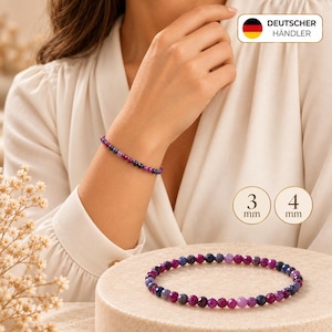 Könnte beinhalten: Ein Perlenarmband mit kleinen, facettierten, runden Perlen in Dunkelblau, Violett und Magenta. Das Armband ist am Handgelenk und auf einer runden Fläche zu sehen, mit Text, der auf Perlengrößen von 3 mm und 4 mm hinweist.