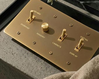 Kundenspezifische personalisierte Gravur - klassischer Messingkippschalter und Dimmer-Knopf gravierte Schalterplatte Luxusmessingplatten.