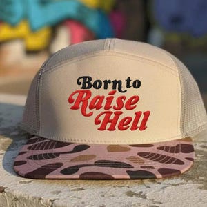 Born To Raise Hell 刺繍入りトラッカーハット、エッジの効いた引用句入りスナップバックキャップ、カモフラージュ柄つばキャップ、夏のアウトドアハット、反逆者へのギフト、メッシュキャップ