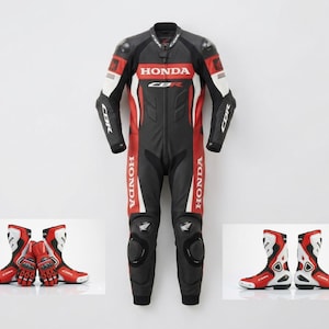 Könnte beinhalten: Ein schwarz-rot-weißer Honda CBR Motorrad-Rennanzug mit durchgehendem Frontreißverschluss, Knieschützern und Branding. Dazu gehören ein Paar passende rot-weiß-schwarze Rennhandschuhe sowie zwei weiß-rot-schwarze Motorradstiefel.
