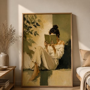 Puede incluir: Una lámina de arte enmarcada con una pintura al óleo de una persona con el pelo oscuro recogido en un moño, vistiendo una blusa blanca de hombros descubiertos y pantalones claros, sentada y leyendo un libro verde sobre un fondo verde oliva y beige.