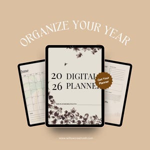 Pode incluir: Uma agenda digital exibida em três telas de tablet. A tela central mostra 2026 DIGITAL PLANNER com ilustrações de folhas e um emblema Get Your Planner. A tela esquerda mostra um calendário de junho e a direita uma lista de tarefas.
