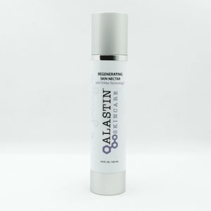 Può includere: Un flacone cilindrico bianco per la cura della pelle con tappo e base argentati. L'etichetta riporta il testo ALASTIN SKINCARE, REGENERATING SKIN NECTAR with TriHex Technology e 4.0 FL. OZ. 118.3 ML. Un logo esagonale viola è stampato sul fronte.