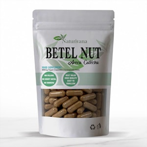 Könnte beinhalten: Ein weißer Standbeutel mit braunen Kapseln, beschriftet mit Naturivana Betel Nut Areca Catechu. Die Verpackung gibt 500mg Vegan Capsules, 1-2 Capsules Daily an und enthält Text wie No Fillers, No Heavy Metal und No Binders.