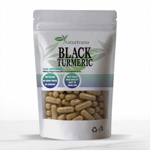 Op de afbeelding: Een witte stazak met beige capsules, gelabeld als Naturivana Black Turmeric voedingssupplement. De verpakking vermeldt: 500mg vegan capsules, 1-2 capsules daily, no fillers, no heavy metal, no binders, best value, high quality, easy to swallow.