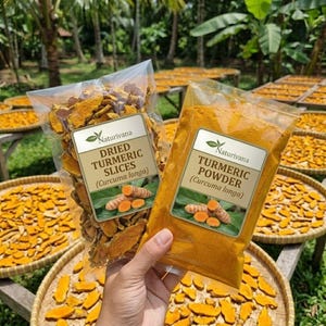 Puede incluir: Dos bolsas de plástico transparente con productos de cúrcuma. Una bolsa contiene rodajas de cúrcuma seca con la etiqueta Naturivana Dried Turmeric Slices (Curcuma longa). La otra bolsa contiene cúrcuma en polvo etiquetada Naturivana Turmeric Powder (Curcuma longa).